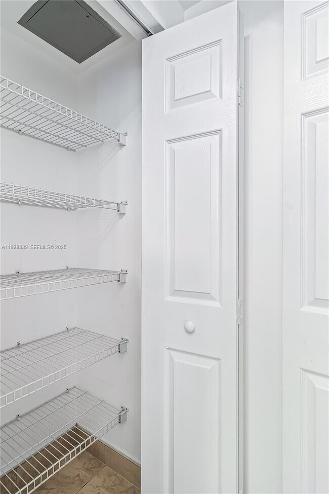 Building Photo - 17150 N Bay Rd