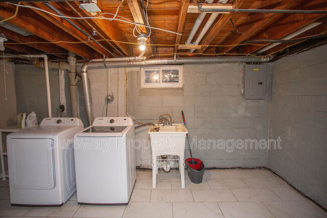 Building Photo - 841 Grove St