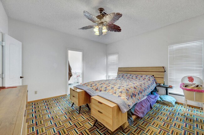 Building Photo - 3 bedroom home with pool!!