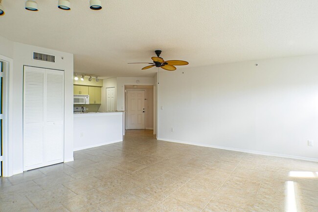 Building Photo - Charming 2 beds 2 baths condo, gated commu...