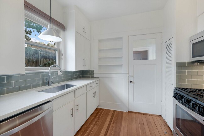 Building Photo - Historic Charm Near The Pearl