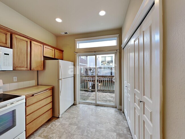 Building Photo - 125 Wild Rose St