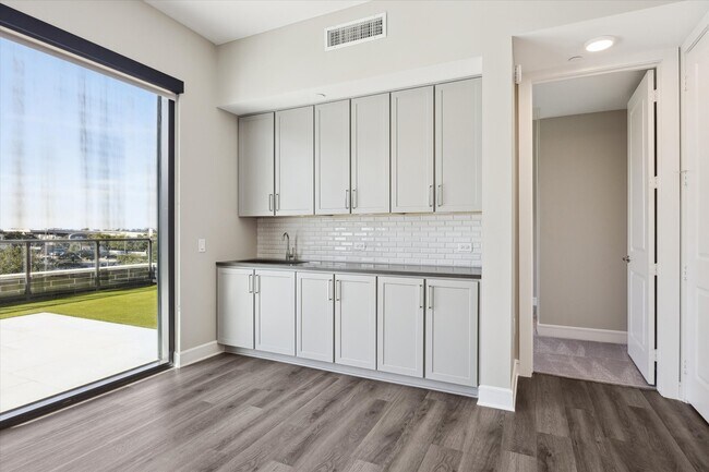 Building Photo - 9757 Katy Fwy