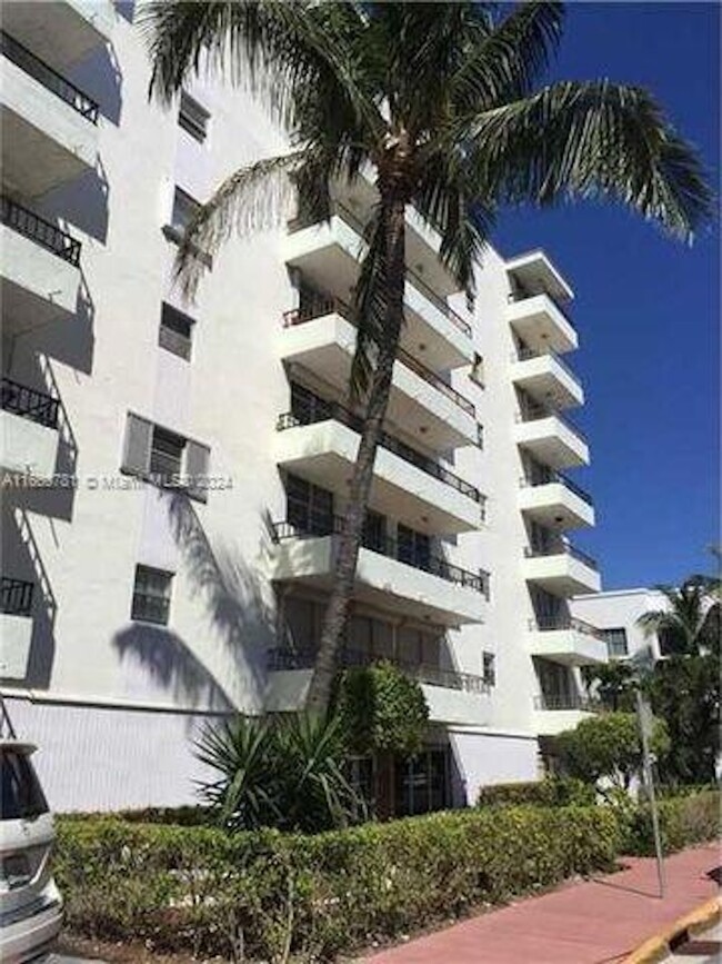 Building Photo - 721 Collins Ave