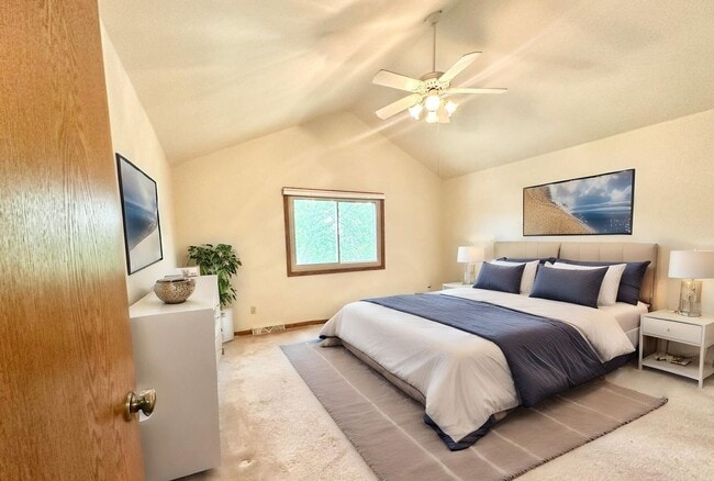 Building Photo - Spacious Pewaukee Townhome