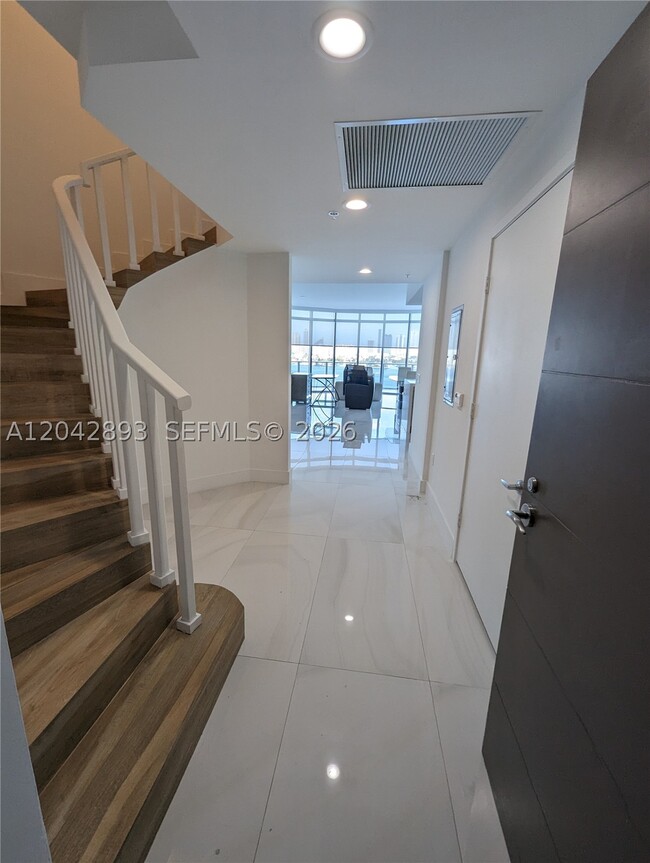 Building Photo - 17111 Biscayne 1011
