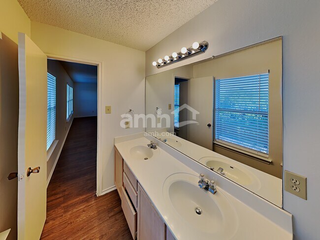 Building Photo - 8447 Mannington Pl