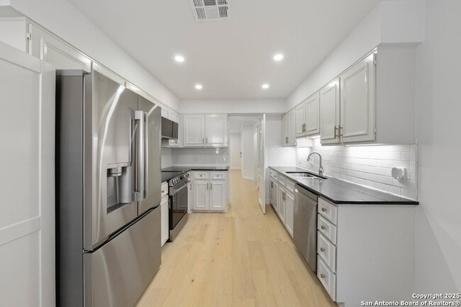 Building Photo - 7815 Broadway St