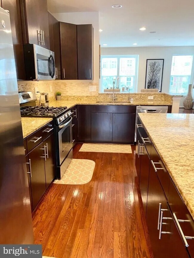 Building Photo - Beautiful Single Family home with Loft and Off Street Parking