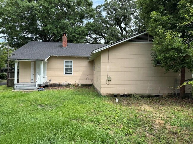 Building Photo - 219 2nd St