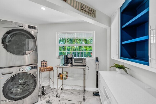 Building Photo - 2649 Longboat Dr