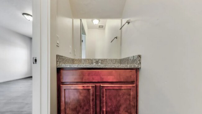 Building Photo - Stylish Townhome with Room to Relax & Ente...