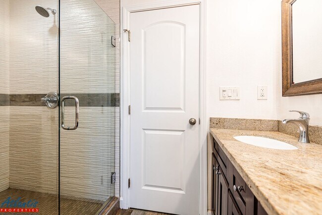 Building Photo - Beautiful Home | Premium Finishes | Desira...