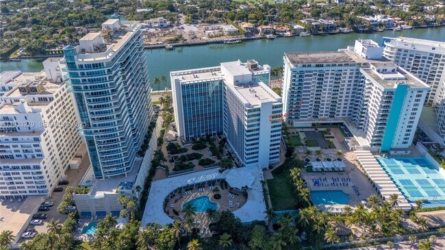 Building Photo - 5055 Collins Ave