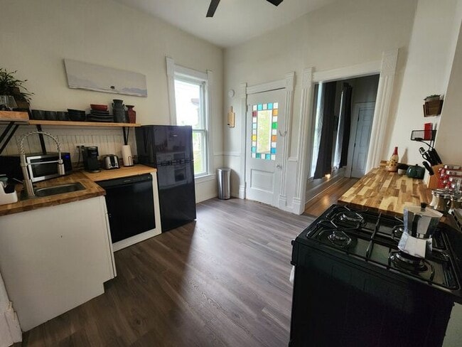 Building Photo - 1 Bed 1 Bath right in Old Colorado City