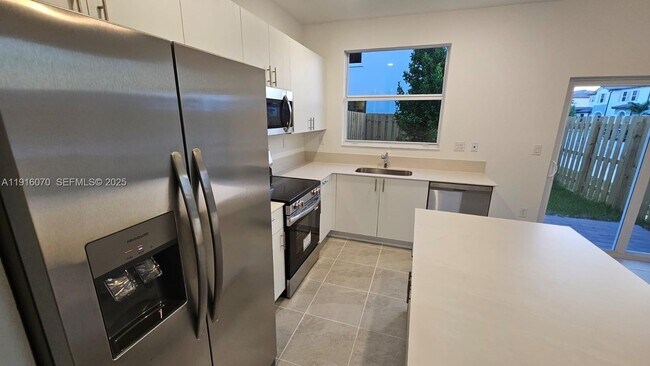 Building Photo - 2618 SE 27th Ct