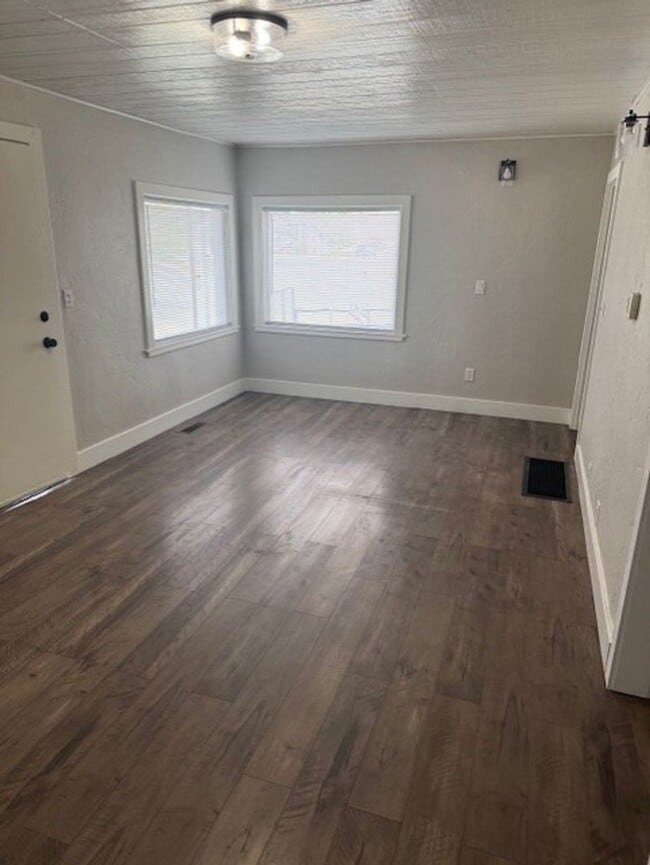 Building Photo - Cute remodel right downtown! Super cute.