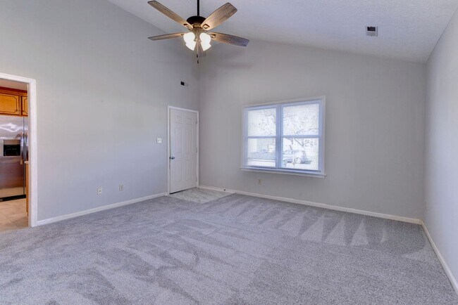 Building Photo - 910 Charlotte Dr