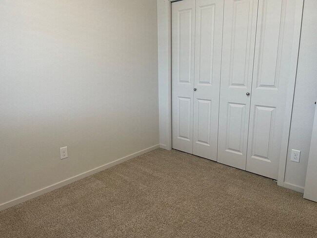 Building Photo - 3 Bedroom Townhome w/FULLY FENCED YARD & G...