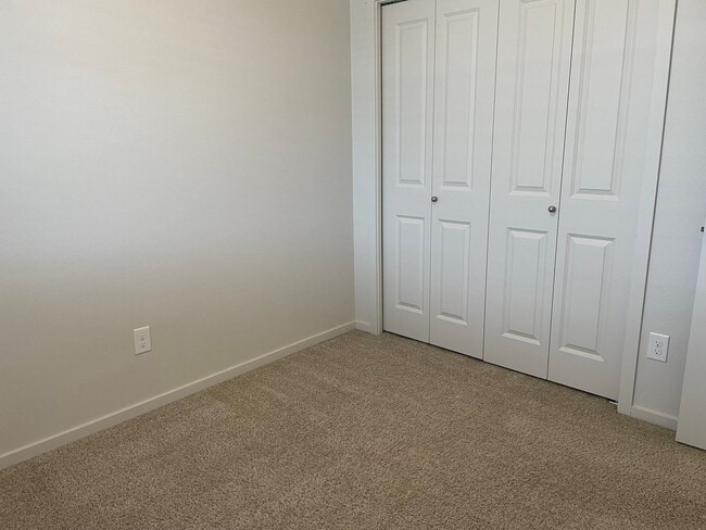 Building Photo - Charming 3 Bedroom Townhome w/FULLY FENCED...