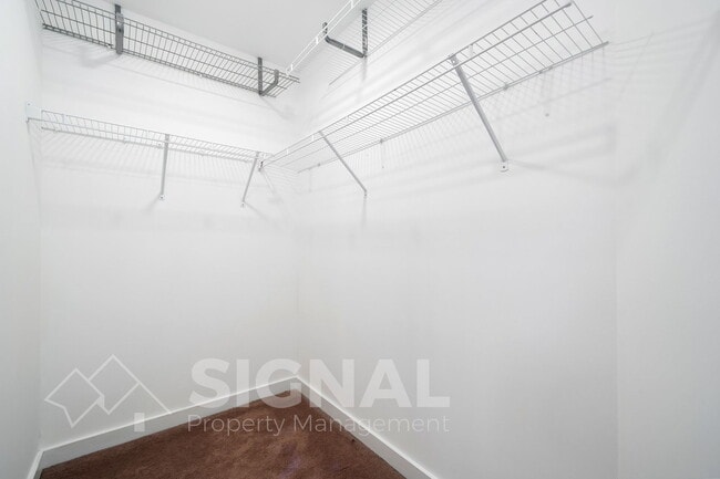 Building Photo - 215 Creek Run Way