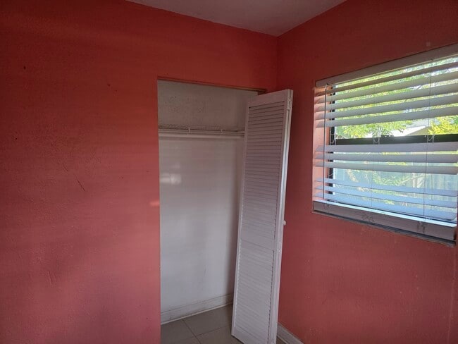 Building Photo - 1543 NW 10th Pl