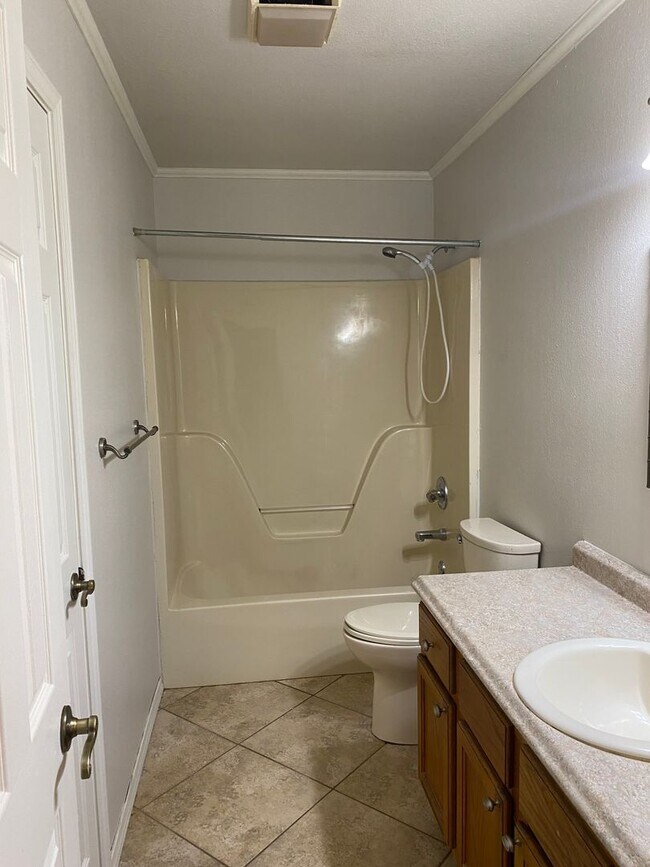 Building Photo - Come take a look at this nice 3 bedroom 1 ...