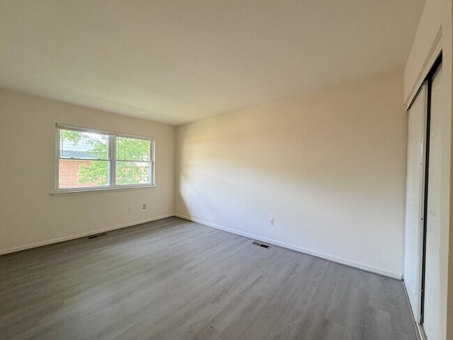 Building Photo - Comfortable Unit with Functional Layout
