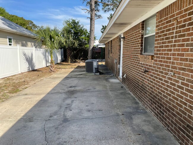 Building Photo - PRICE DROP! Beautiful 3 Bedroom House-$500...