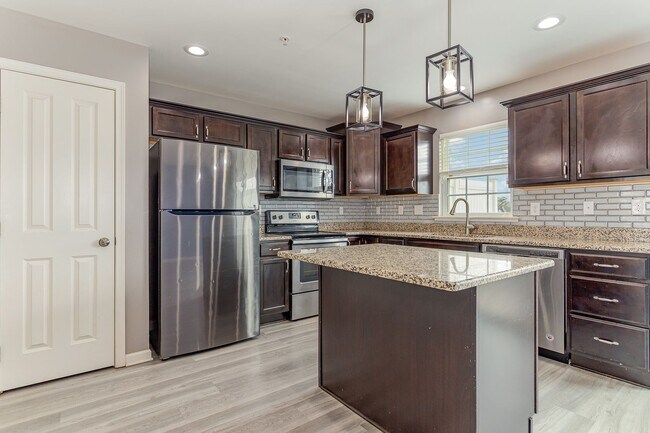 Building Photo - Welcome to this charming 3 bedroom, 2.5 ba...