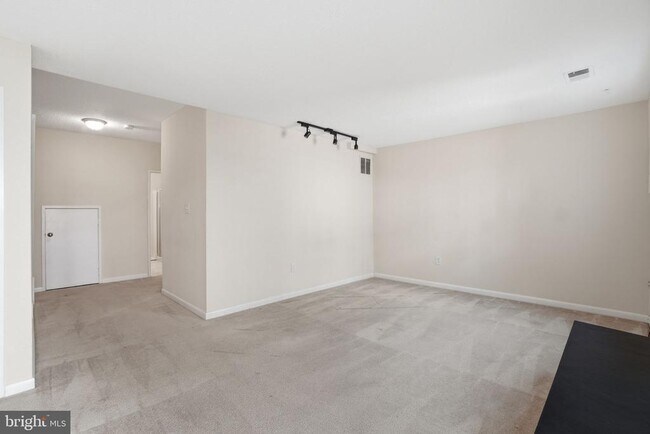 Building Photo - 2391 Hunters Square Ct
