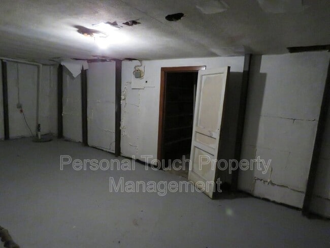 Building Photo - 817 College St N