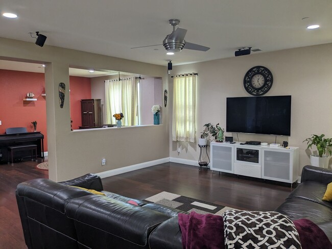 Building Photo - Lovely 4 Bedroom Blackstone Home