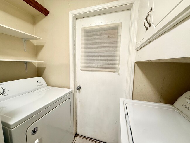 Building Photo - Cute Home w/Great Yard!