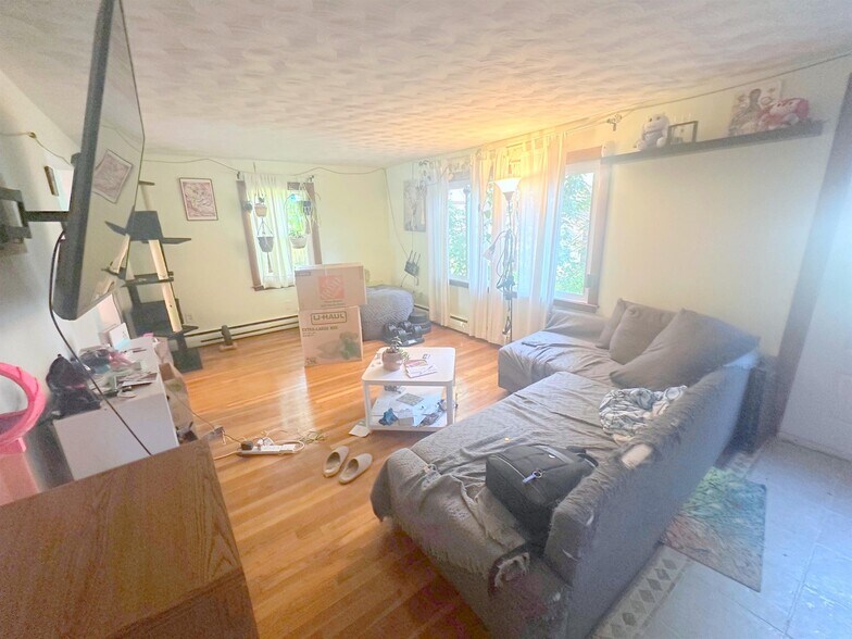Primary Photo - 21 Jerome St