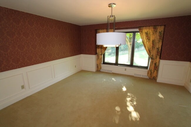 Building Photo - Incredible home on a private & secluded lot.