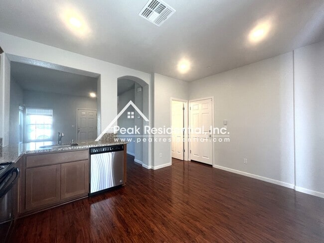 Building Photo - Newer 3bd/2.5 ba Home with 1 Car Garage in Gated Community