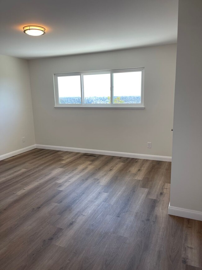 Building Photo - Newly Renovated 4 Bedroom Home with Views