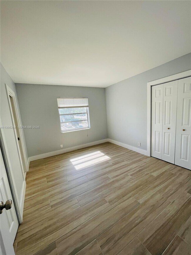 Building Photo - 900 NE 18th Ave