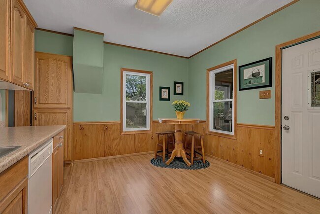 Building Photo - 320 9th Ave N