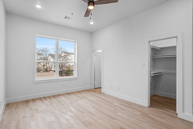 Building Photo - 2400 Benbrook Dr
