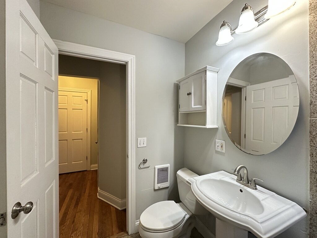 Building Photo - 726 W Addison St