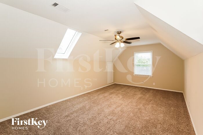 Building Photo - 105 Sugar Maple S