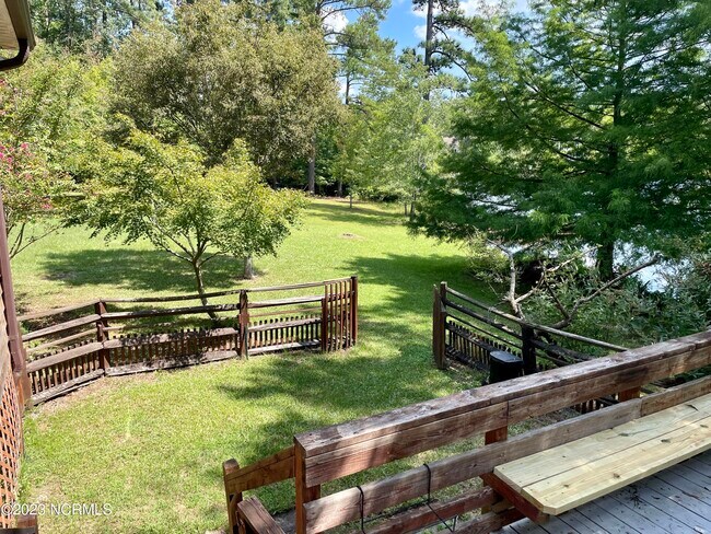 Building Photo - 245 Lakeside Dr