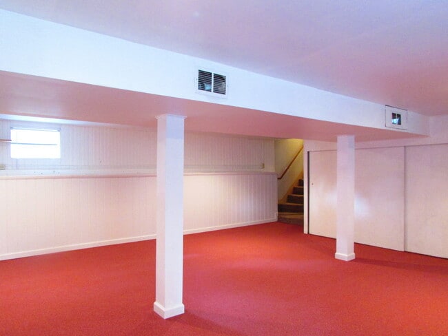 Building Photo - Beautiful Home with a Garage and Partially Fenced Yard