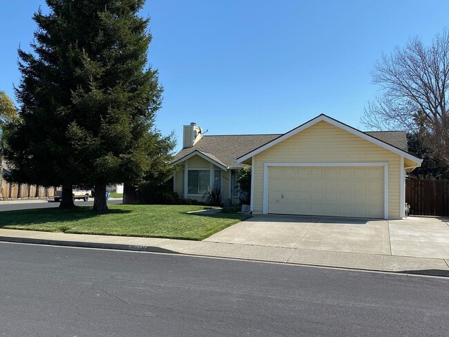 Building Photo - 3 Bedroom / 2 Bath Great Corner Lot in Travis District