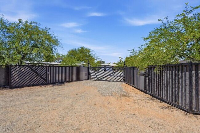 Building Photo - Bright & Airy 2-Bedroom Midtown Tucson Apartment Near TMC & The Loop