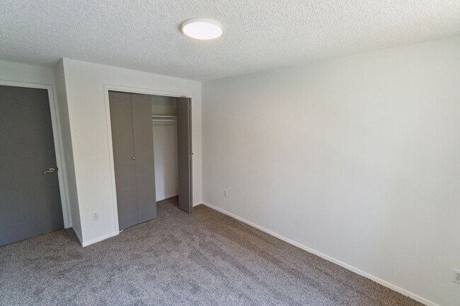 Building Photo - Beautiful Single Family Home Located In In...