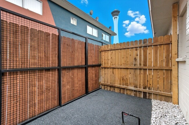 Building Photo - Fully Remodeled 2BR with Modern Upgrades &...