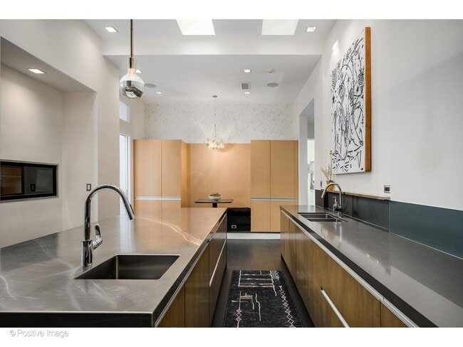 Building Photo - 1019 N Wolcott Ave